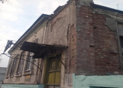Дом в исторической части Таганрога разваливается по кускам