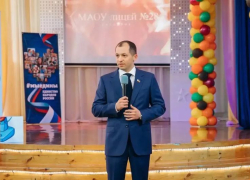 Депутат Законодательного собрания Артём Величко поздравил школьников и студентов с 1 сентября