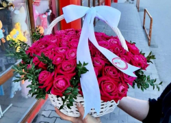 Не отправляй картинку-поздравление в WhatsApp *– подари букет в реальности