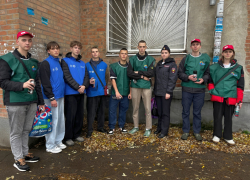 Пусть город станет чище: таганрогские волонтёры устранили вместе с полицейскими преступные надписи