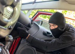 Из автомобиля таганроженки стащили продукты и вещи для беременной 