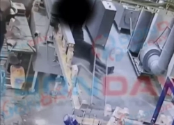 На заводе в Таганроге рабочий получил страшные ожоги раскалённым клеем