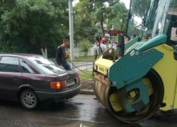 В Таганроге невнимательный водитель спецтехники предпринял попытку укатать в асфальт иномарку