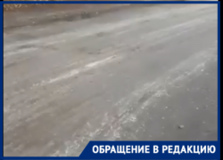  В Таганроге сухие дороги посыпают, а некоторые обледеневшие не замечают 