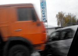 В Таганроге грузовик и легковушка не поделили дорогу