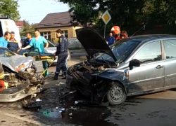 На выезде из Таганрога в лоб столкнулись две легковушки