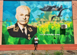 Портрет авиаконструктора Бериева рисует Антон Тимченко на стене Таганрога