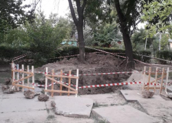 Пожилая таганроженка упала в разрытую Водоканалом яму
