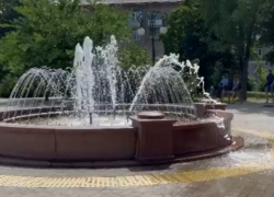 В Таганроге починили сломанный фонтан на Октябрьской площади