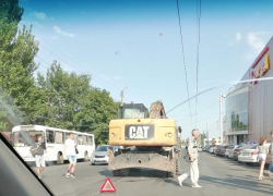 Около ТРЦ «Мармелад» экскаватор насмерть сбил женщину, переходившую дорогу