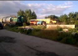 В Таганроге на помощь застрявшему в грязи строительному крану пришел поезд