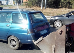 В Таганроге на Большой Бульварной трактор подцепил ковшом ВАЗ