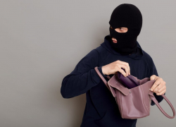 Таганроженка сходила на свидание и осталась без телефона