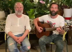 Бородатые уроженцы Таганрога исполнили дуэтом песню для подписчиков