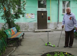 В Таганроге образцовый порядок во дворе пятиэтажки поддерживает 94-летний ветеран войны
