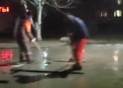 В Таганроге «красавцы» из ДСУ лопатами выгребают воду из латок, бросая туда асфальт