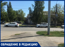 Таганрогские перекрёстки: пешеходы лавируют в автомобильном потоке