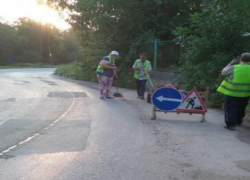 В Таганроге продолжаются работы по уборке автомобильных дорог