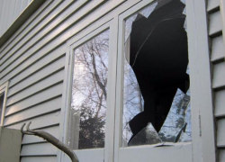 Разбитым окном и хищением техники закончились пьяные посиделки в Таганроге