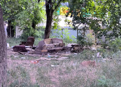 К выпускным не успели: свалки на местах гаражей вокруг школ Таганрога вывезут, но потом