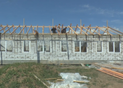 Таганрогских сирот селят за городом, и там строительство отстаёт от графика