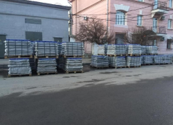 Сиротливо лежит плитка на Октябрьской площади Таганрога в ожидании нового подрядчика