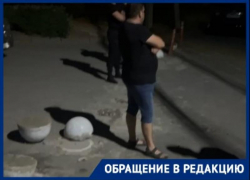 Нервы сдали: таганрожец решил избавиться от искусственных незаконных барьеров при въезде во двор