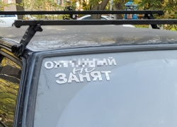 Таганрожцы возмущены матерными наклейками на автомобилях: что грозит владельцам?