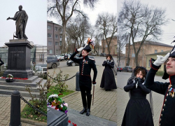 Историки-реконструкторы из Москвы почтили память Александра I в Таганроге уникальным «Александровским букетом»