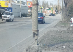 "С ним явно что-то не то",- написал таганрожец о "выгрызанном" столбе