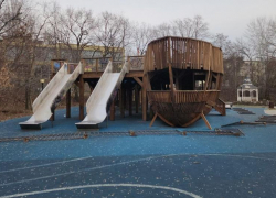 Таганрогские вандалы опять испортили "Кораблик" в роще Дубки