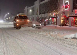 Ключевые заводы Таганрога подключились к расчистке снежных завалов