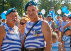 «Нет невыполнимых задач!»: в Таганроге ветераны ВДВ собрались у памятника генералу армии Василию Маргелову