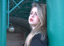 Очаровательная Софья Старцева поёт для таганрожцев