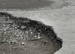 "Гагарин со стыда сгорел бы": дорога у школы № 3 продолжает разрушаться, несмотря на жалобы таганрожцев