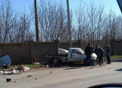 В Таганроге автомобиль с прицепом влетел в забор