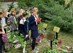 Аллею Бессмертия в Дубках в канун праздника привели в порядок в Таганроге