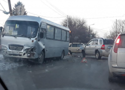 Серьезное ДТП с маршруткой и легковушкой произошло в Таганроге в час пик
