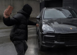 Взбунтовался против роскоши: пьяный таганрожец разбил премиальный "Порш Каен"
