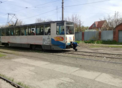 Возле травмпункта Таганрога подростки рискуют жизнью, катаясь на "колбасе"