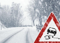 Из-за гололеда в Таганроге массово переворачиваются машины