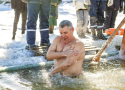 Сотни таганрожцев окунулись в морозную крещенскую купель