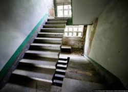 Жертвой жестокого нападения в подъезде стал житель Таганрога