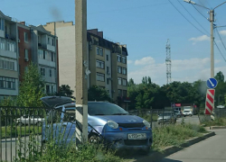 Автоледи не справилась с управлением и заехала на бордюр в Таганроге