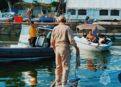 Поехали кататься, но забыли заправиться 6 мужчин в Таганрогском заливе