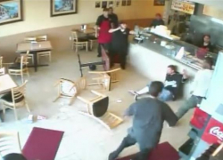 В таганрогском кафе сотрудник зверки избил посетителя 