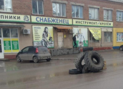 Яма на Поляковском шоссе под ответственностью таганрогского «Благоустройства»