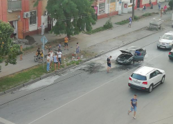 Десяток автолюбителей помогали таганрожцу тушить внезапно загоревшееся авто