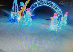 Похитители новогоднего настроения вышли на улицы Таганрога