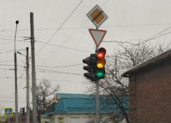 "Шалунишка"-светофор сбил с толку таганрогских водителей